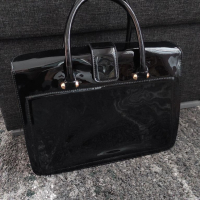 Лачена чанта тип куфарче, снимка 1 - Чанти - 36403704