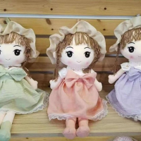 Мека детска кукла с рокля и шапка в нежни цветове 45 см, снимка 1 - Кукли - 44745558