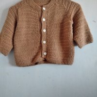 Детска бежова плетена жилетка, снимка 1 - Детски пуловери и жилетки - 32021867