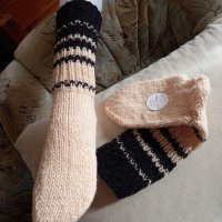 Ръчно плетени вълнени чорапи размер 36, снимка 2 - Дамски чорапи - 39692077
