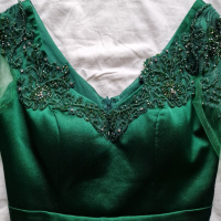 Зелена сатенена рокля с камъни и мъниста , снимка 2 - Рокли - 44735303
