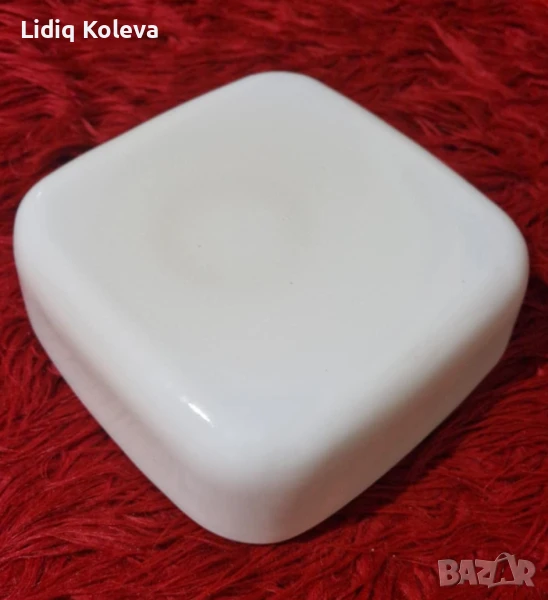 Бяла стъклена плафониера, снимка 1