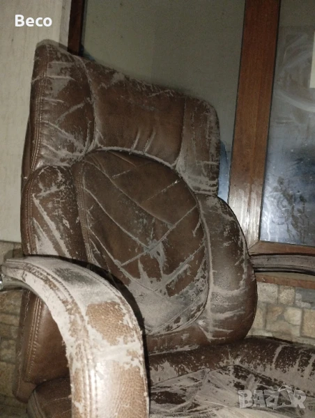 продавам тежък и голям офис  стол, олющена кожа, снимка 1