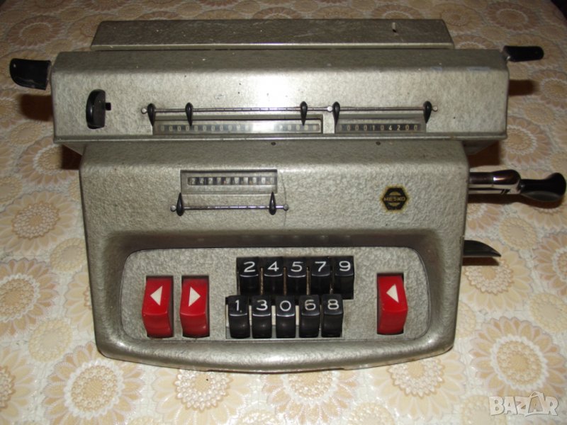 Стара механична сметачна машина (калкулатор) от 50-те години, снимка 1