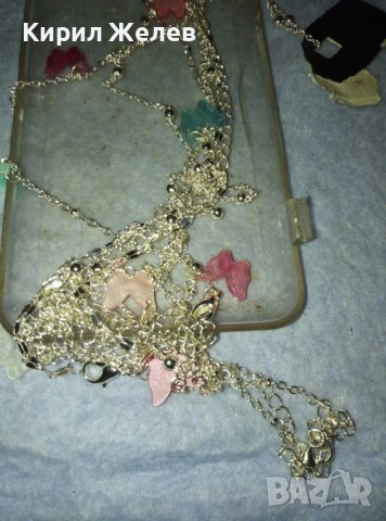 НЕЖНО ПОСРЕБРЕНО АРТ КОЛИЕ с ЦВЕТНИ ПЕПЕРУДКИ ФИНА ВЕРИЖКА 38933, снимка 7 - Колиета, медальони, синджири - 42057417