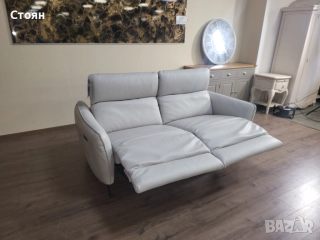 Светло сив кожен диван тройка Natuzzi с електрически релаксиращ механизъм, снимка 3 - Дивани и мека мебел - 54289029