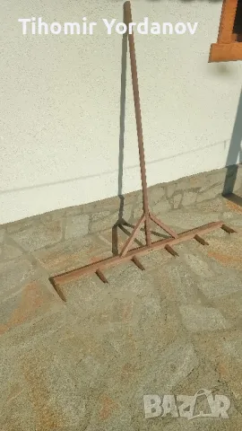 Стар градински тармък, гребло.