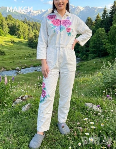 Марков памучен гащеризон в бяло с красиви цветя, ластична талия и 4 бр джобове /аутлет/ с множество 