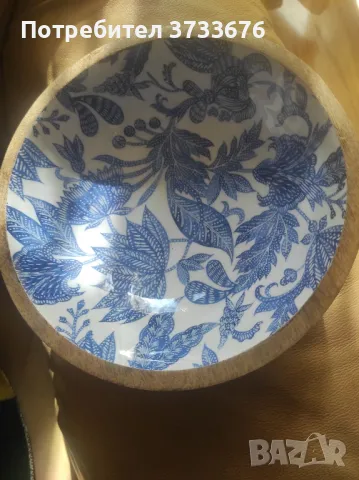 Декоративна дървена купа с глеч на дъното.