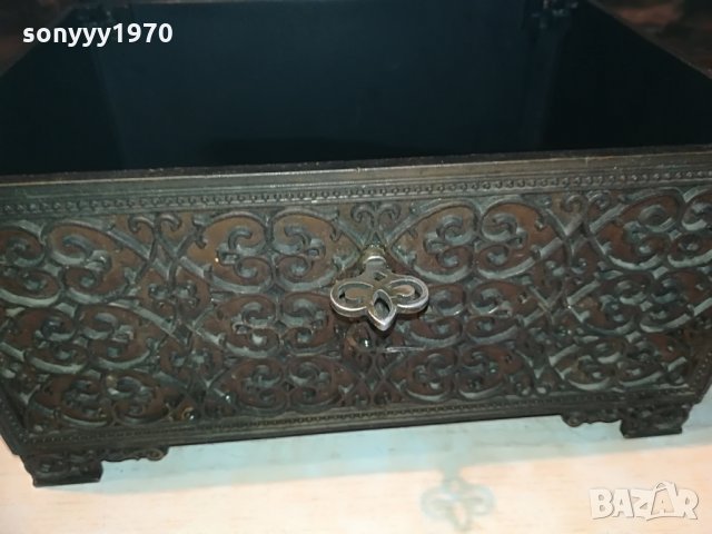 поръчана-АНТИКА-СТАРА МЕТАЛНА КУТИЯ С КЛЮЧ-25Х19Х15СМ, снимка 18 - Колекции - 29235098