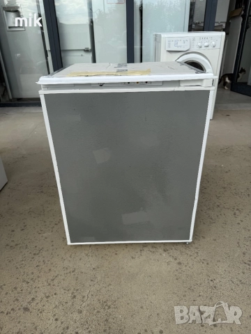 Малък фризер Siemens 71 см за вграждане , снимка 3 - Фризери - 51498761
