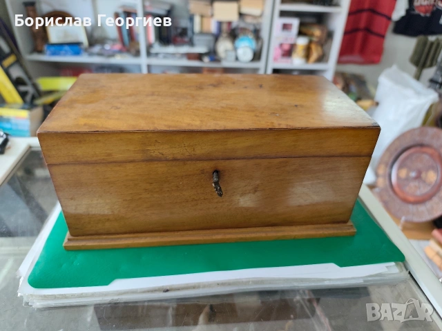 Стара дървена кутия с ключ