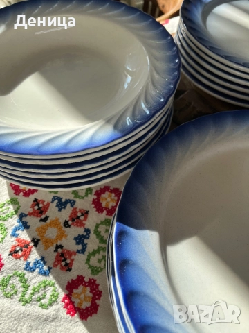 Керамичен комплект за хранене Италия, преливащ син кант и вълнист релеф 6 основни-25 см, 6 супени-23, снимка 4 - Чинии - 52658057