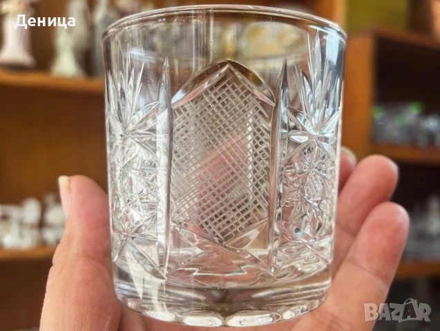 Български кристални чаши за водка Вместимост-170 мл пълни Размери-7.5/7 см диаметър  6 бр- 120 лв, снимка 2 - Чаши - 51135675