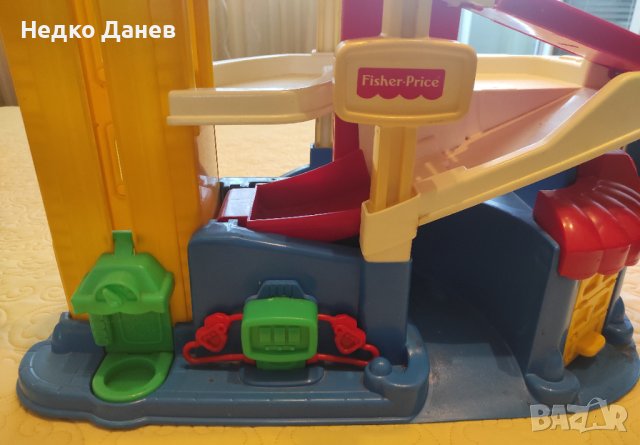 Писта, гараж, бензиностанция Фишър Прайс -Намалена цена!, снимка 4 - Коли, камиони, мотори, писти - 42326401