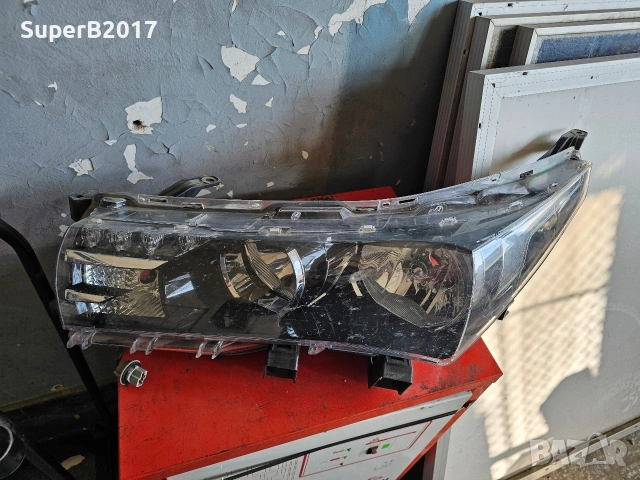 Продавам - оригинален ляв фар за Тойота Корола 2019 г.