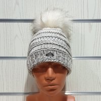 Нова дамска плетена шапка бял меланж с помпон/пух, снимка 5 - Шапки - 30963144