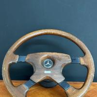 Махагонов дървен волан Momo за Mercedes, снимка 1 - Аксесоари и консумативи - 44597144