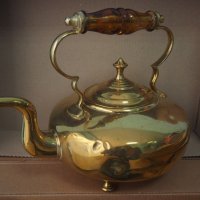 Стар винтидж месингов чайник с кехлибарена дръжка и 4 крачета, снимка 3 - Антикварни и старинни предмети - 37497262