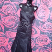 Черна елегантна разкроена рокля бюстие под коляното с мъниста М, снимка 1 - Рокли - 36763642
