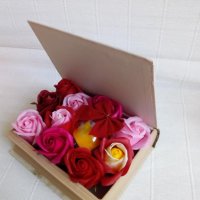 Кутия "Книга" със сапунени рози и коледна топка с късметче, снимка 1 - Декорация за дома - 34471092