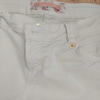 Бели дънкови панталонки Бершка - 12,00лв., снимка 2 - Къси панталони и бермуди - 33883543