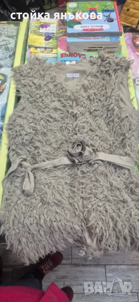 Продавам бежов елек с косъм велурена панделка , снимка 1