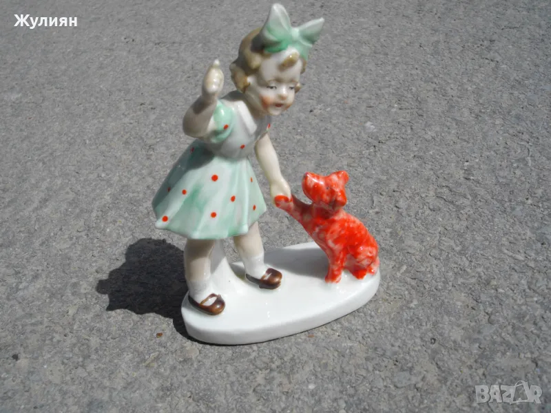 СТАР ПОРЦЕЛАН МОМИЧЕ С КУЧЕ МАРКИРАН, снимка 1