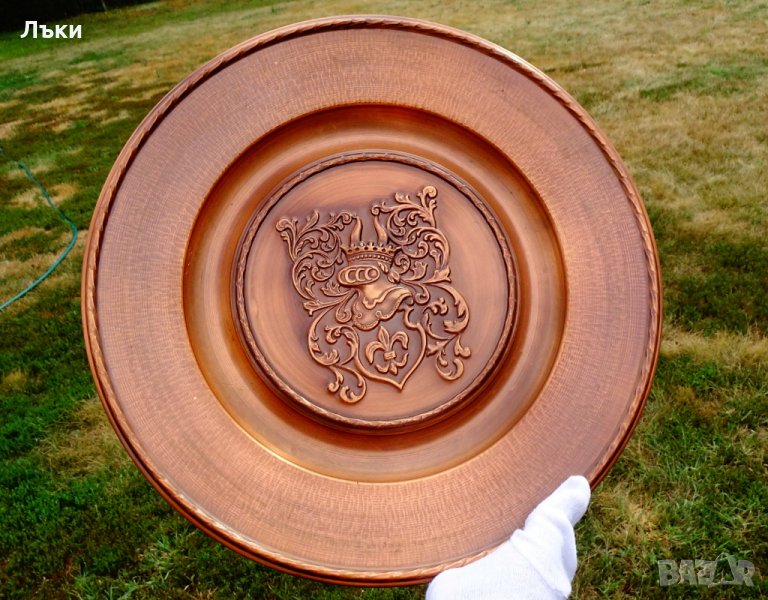 Медно пано 39 см.,чиния за стена Рицар,корона,барок., снимка 1