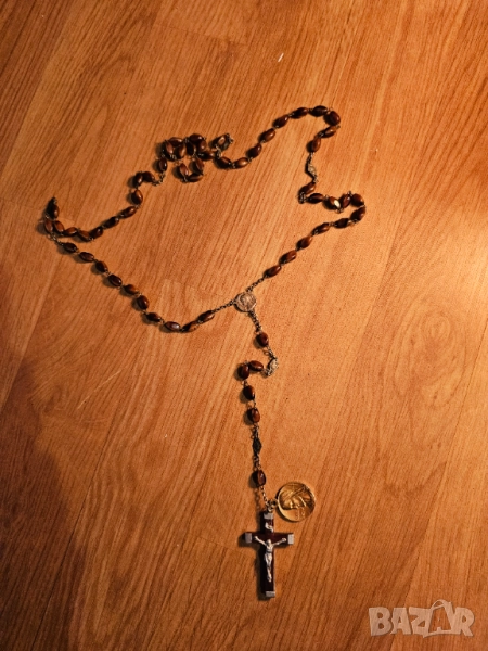 Стара молитвена броеница с дървен кръст разпятие богородица и Исус Христос  за да те пази и закриля., снимка 1
