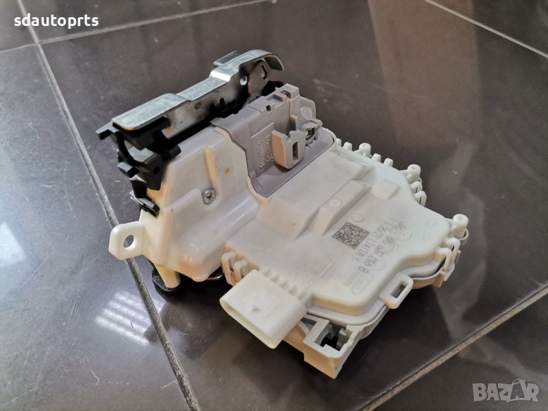 Дясна Брава 8X1837016B Audi A1 A3 A4 A5 Q2 Q5 R8 TT e-Tron RS3 RS4 RS5, снимка 1