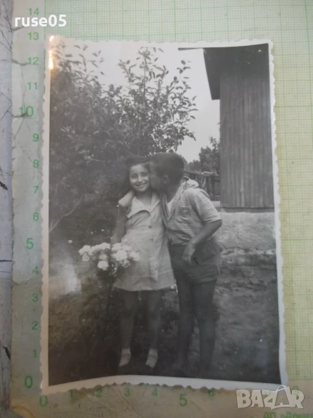Снимка стара на целувка от Николайчо към Надето - 1958 г., снимка 1