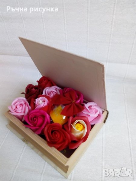 Кутия "Книга" със сапунени рози и коледна топка с късметче, снимка 1