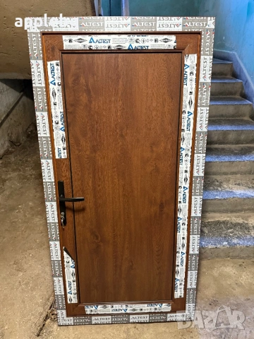 Алуминиева врата цвят Орех