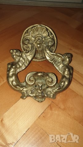 Масивна, бронзова хлопка за врата