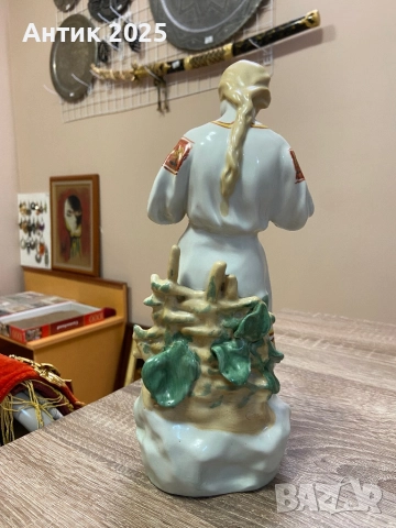 Порцеланова статуетка на момиче „Гадаене на маргаритка“, снимка 3 - Антикварни и старинни предмети - 51942563