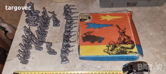 голяма колекция оловни войници