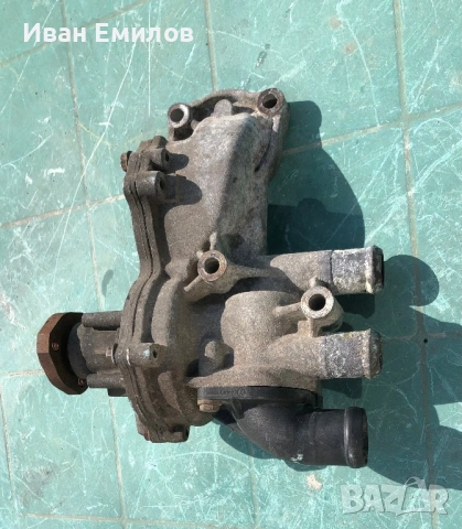 Водна помпа с корпус термостат голф 2 / , снимка 2 - Части - 54354228
