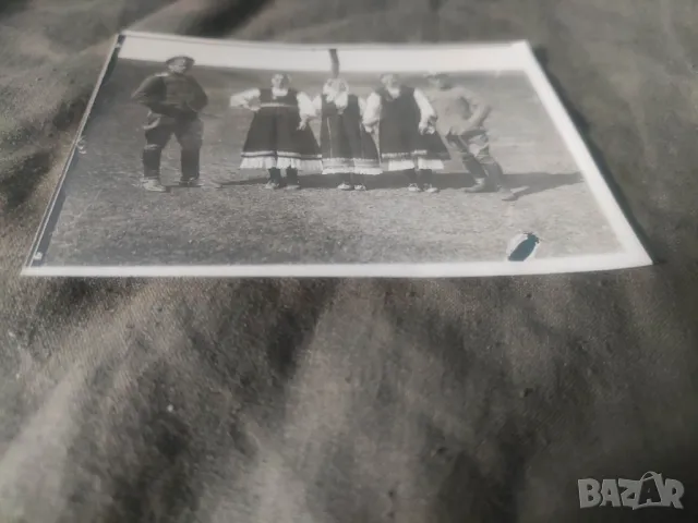 Продавам стари снимки жени с носии и гвардеец 1957