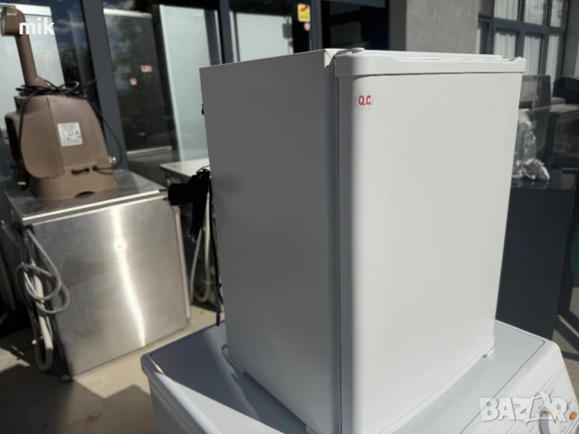 Минибар - Малък хладилник с нагреватели, снимка 3 - Хладилници - 51952072