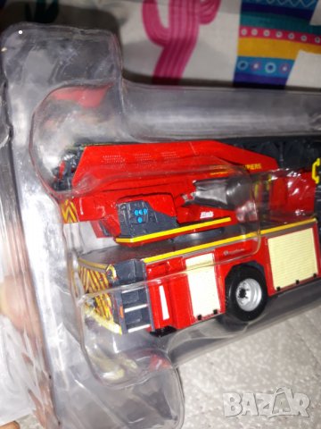 Mercedes Benz Пожарна  във  1.43  мащаб. , снимка 7 - Колекции - 34939487