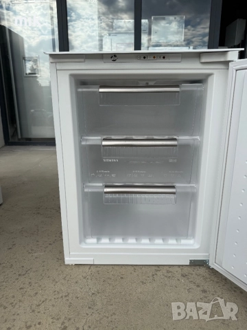 Малък фризер Siemens 71 см за вграждане , снимка 5 - Фризери - 51498761