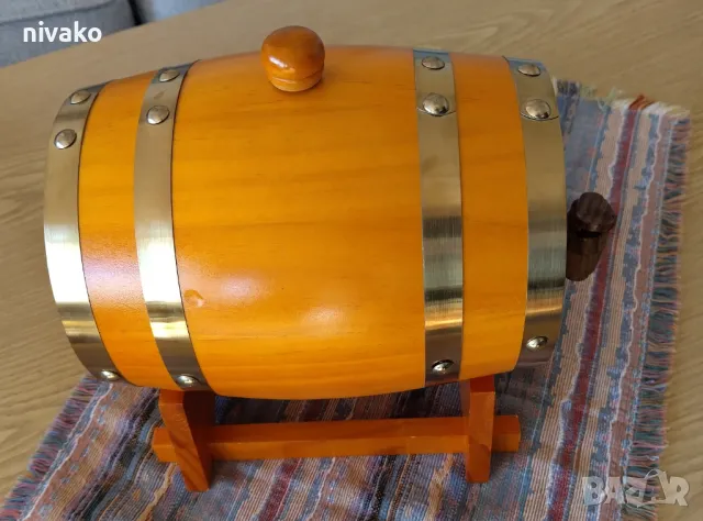 Продавам дървена бъчвичка 1,5 л. от борова дървесина с метални обръчи и канелка, снимка 3 - Бидони, бурета и бъчви - 48514657