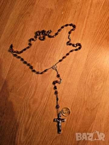 Стара молитвена броеница с дървен кръст разпятие богородица и Исус Христос  за да те пази и закриля.
