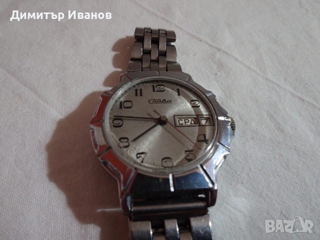 Слава - съветски часовник с ден и дата. 