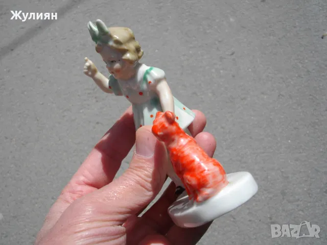 СТАР ПОРЦЕЛАН МОМИЧЕ С КУЧЕ МАРКИРАН, снимка 6 - Антикварни и старинни предмети - 49870740