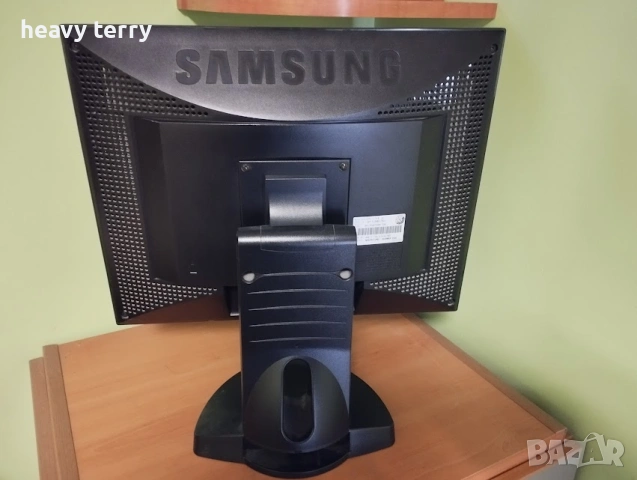 компютърен монитор SAMSUNG 171 SS, 17" LCD, снимка 2 - Работни компютри - 53130052