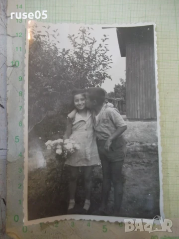 Снимка стара на целувка от Николайчо към Надето - 1958 г.