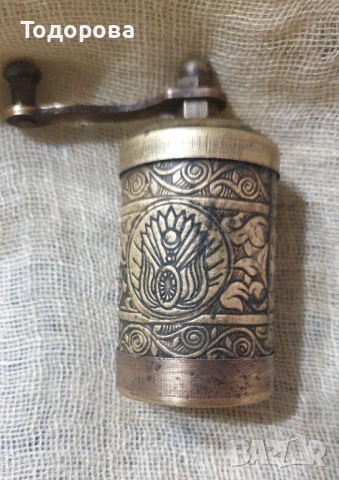 Старинна малка месингова мелничка за подправки, снимка 3 - Антикварни и старинни предмети - 53963015