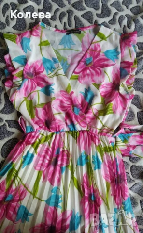 Плисирана рокля от шифон на цветя с подплата